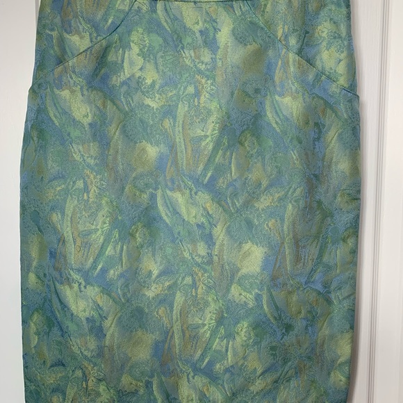 Gorgeous skirt suit. Jacket M skirt L - Picture 3 of 12